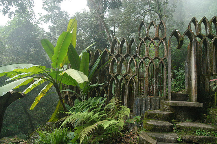 ¿Puede haber algo más surrealista que una arquería gótica en medio de la jungla tropical?