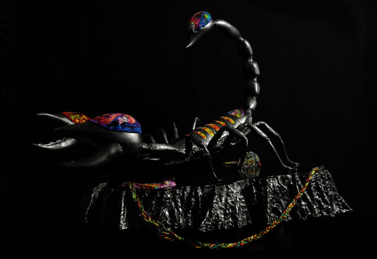 Escorpion de metal hecho por david Madero y bordado por Danielle Clough