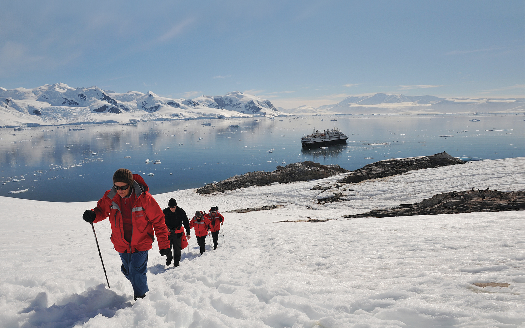 Silversea- Antarctica-Guests-hiking-magazinehorse